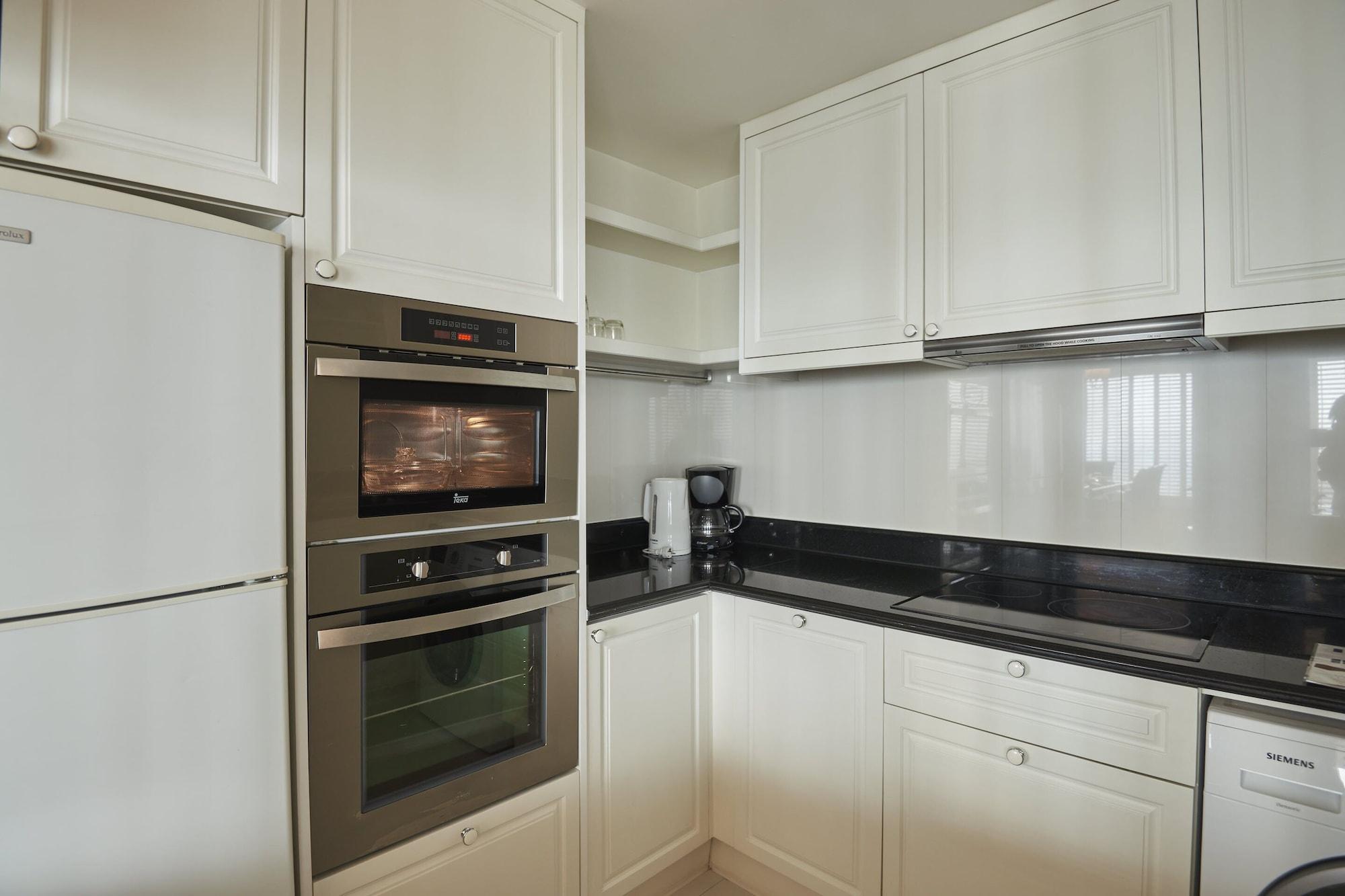 Grande Centre Point Hotel Ratchadamri Банкок Екстериор снимка A modern kitchen