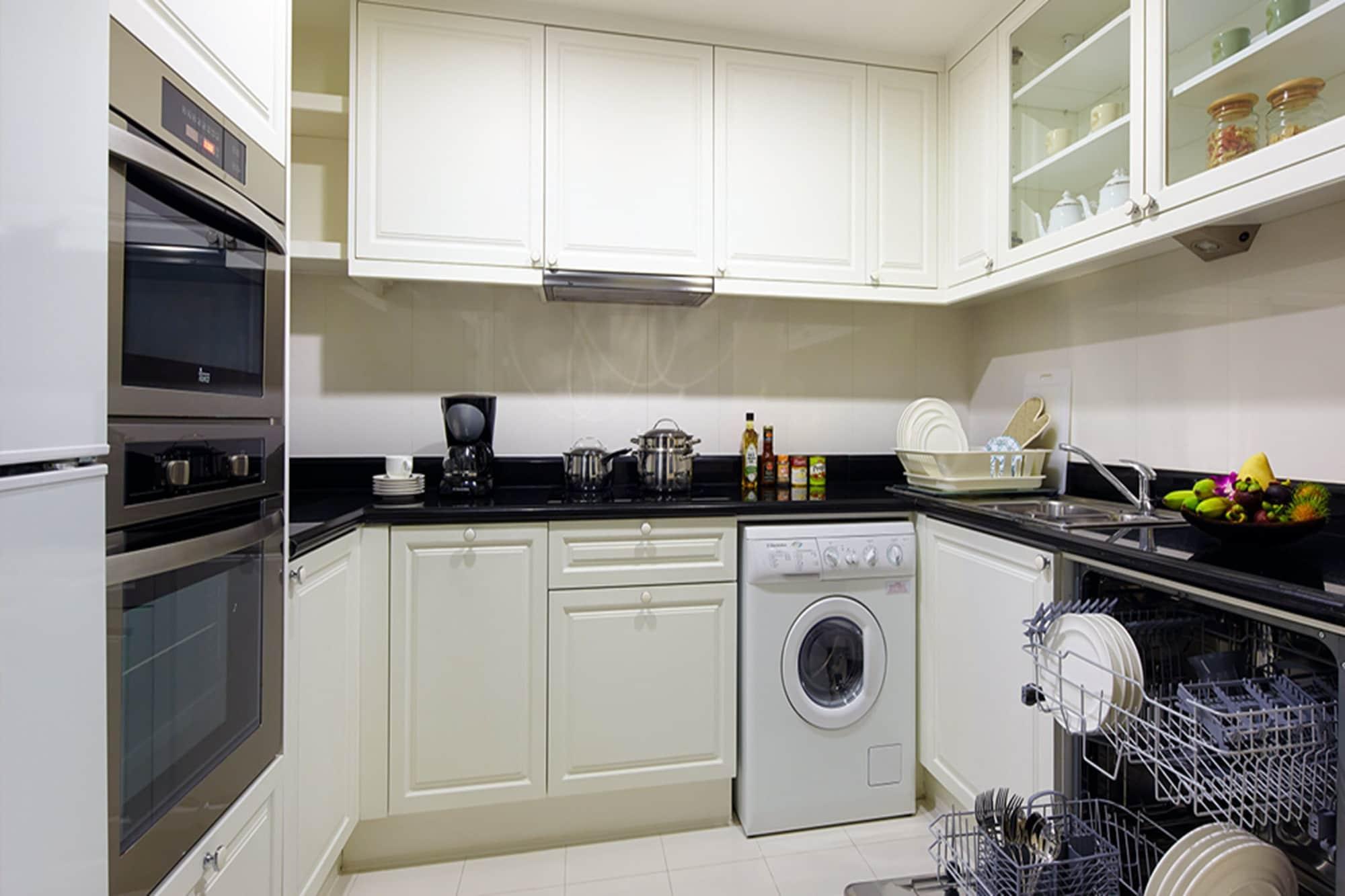 Grande Centre Point Hotel Ratchadamri Банкок Екстериор снимка A modern kitchen