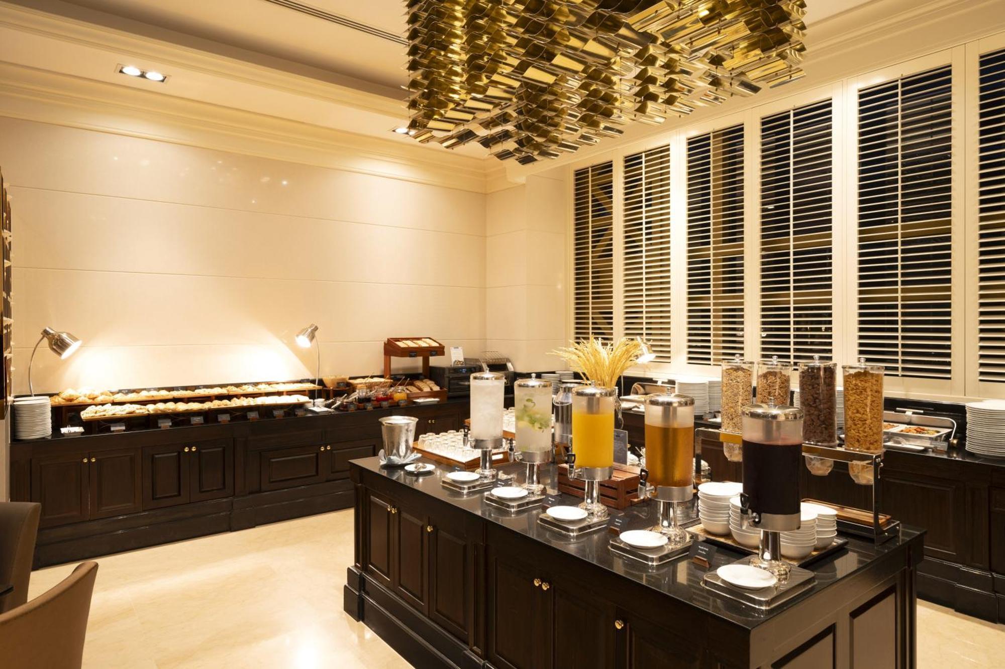 Grande Centre Point Hotel Ratchadamri Банкок Екстериор снимка The buffet at the hotel