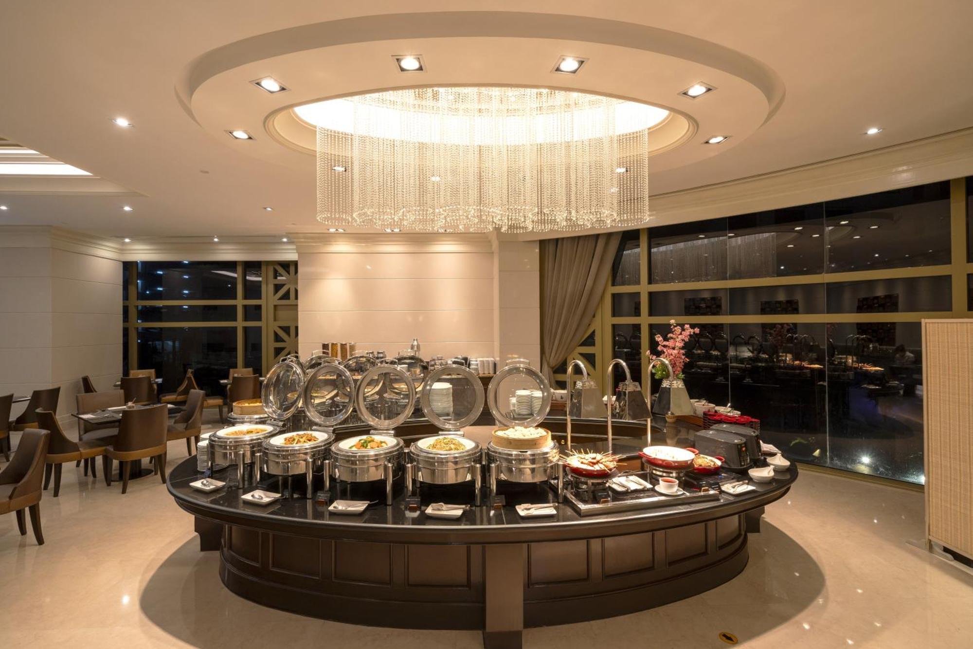 Grande Centre Point Hotel Ratchadamri Банкок Екстериор снимка A buffet at a hotel