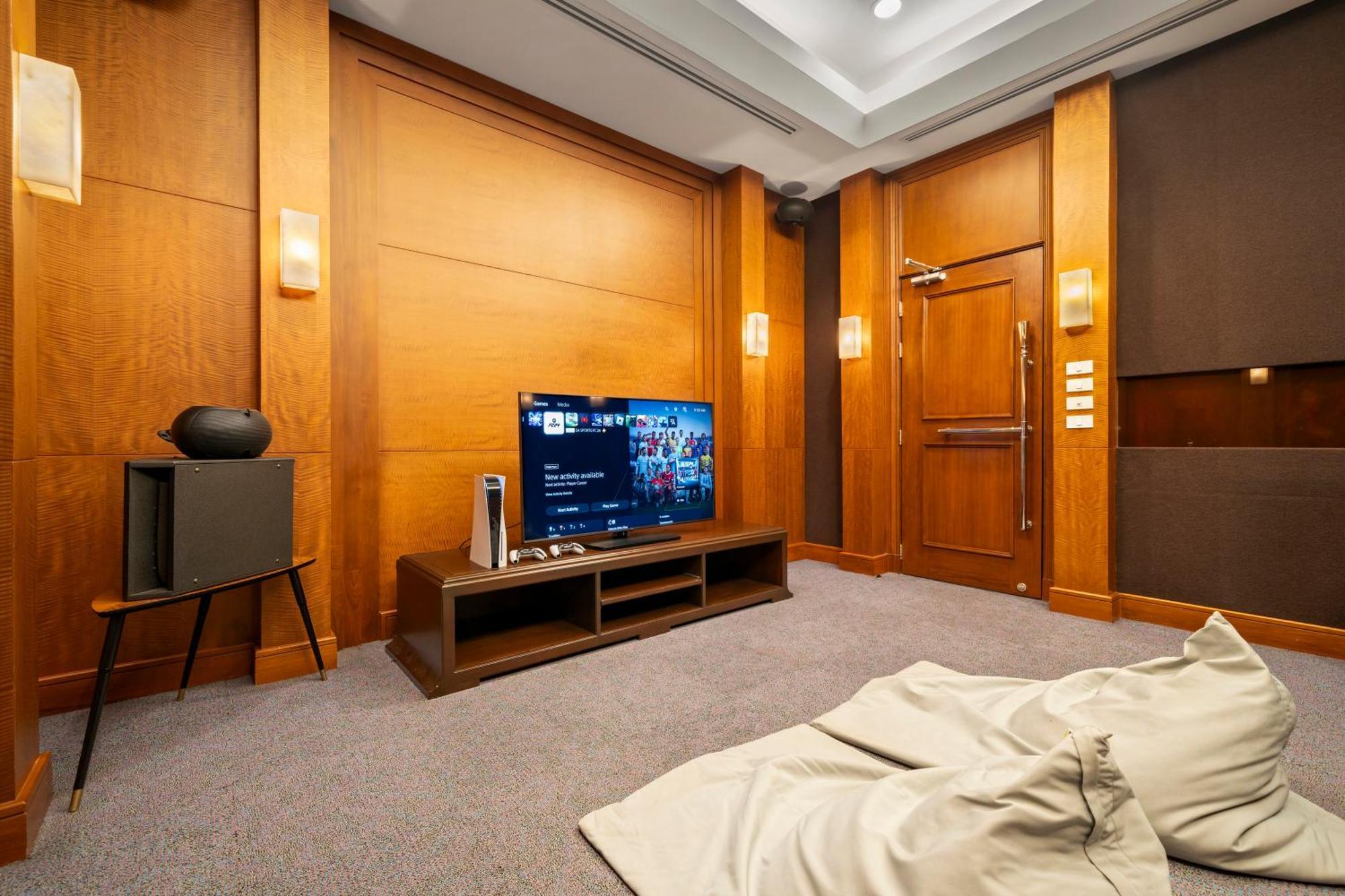 Grande Centre Point Hotel Ratchadamri Банкок Екстериор снимка A room with a TV