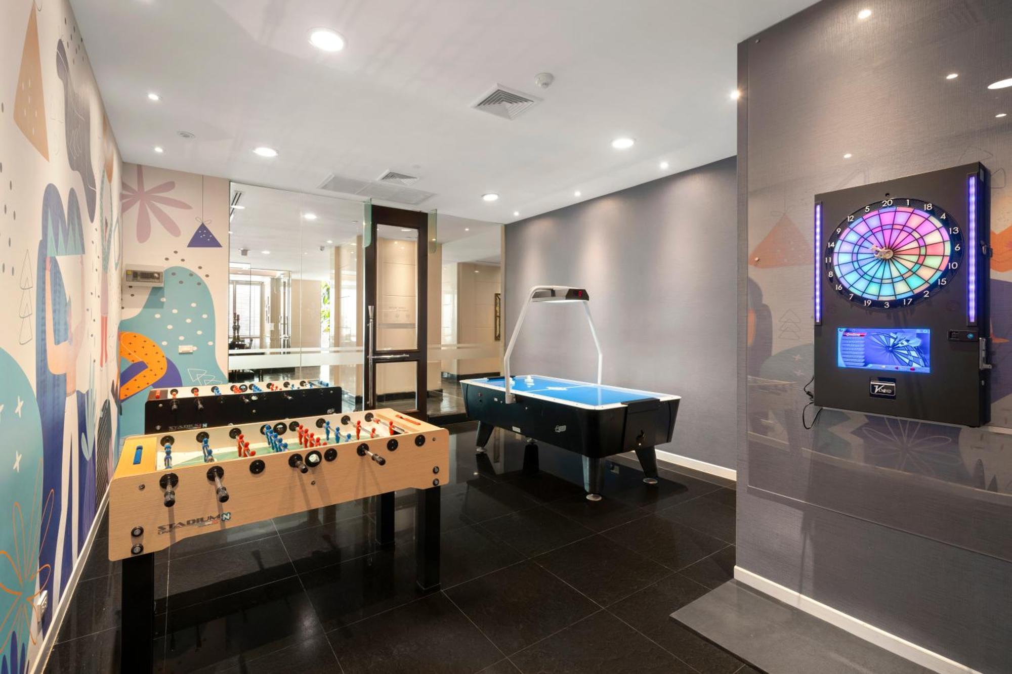 Grande Centre Point Hotel Ratchadamri Банкок Екстериор снимка The game room at the 2018 National Student Leadership Conference