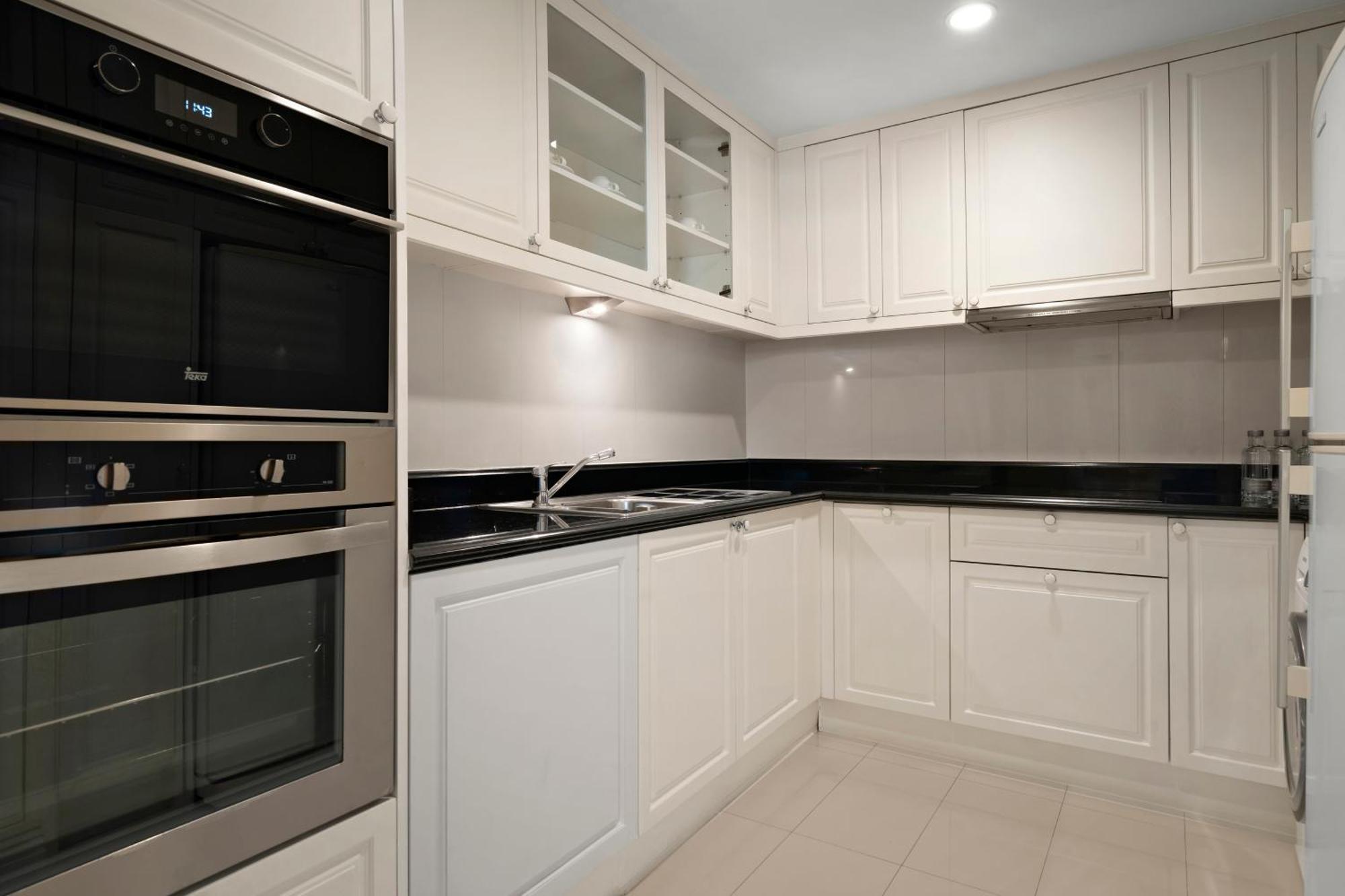 Grande Centre Point Hotel Ratchadamri Банкок Екстериор снимка A modern kitchen