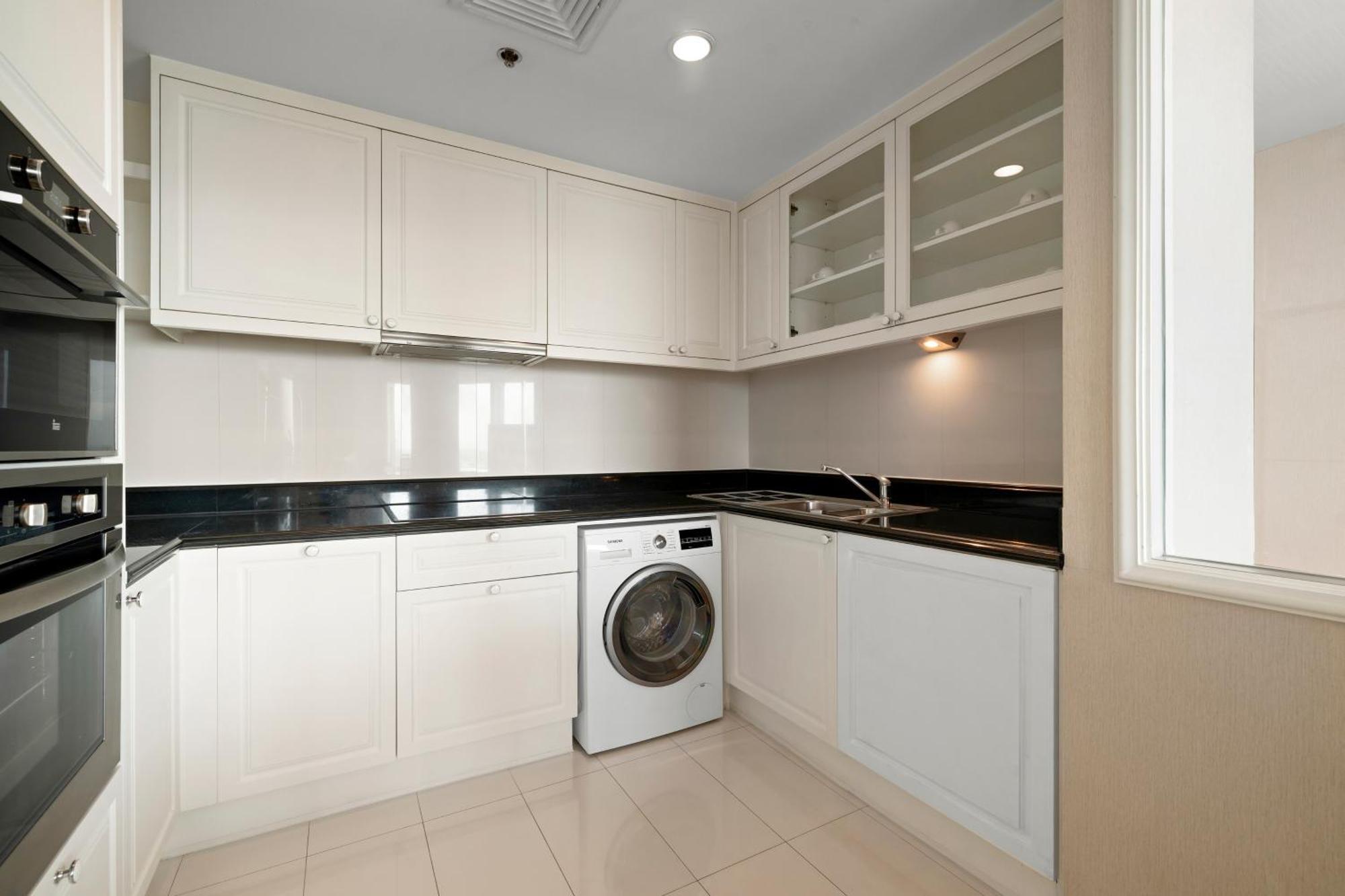 Grande Centre Point Hotel Ratchadamri Банкок Екстериор снимка A modern laundry room